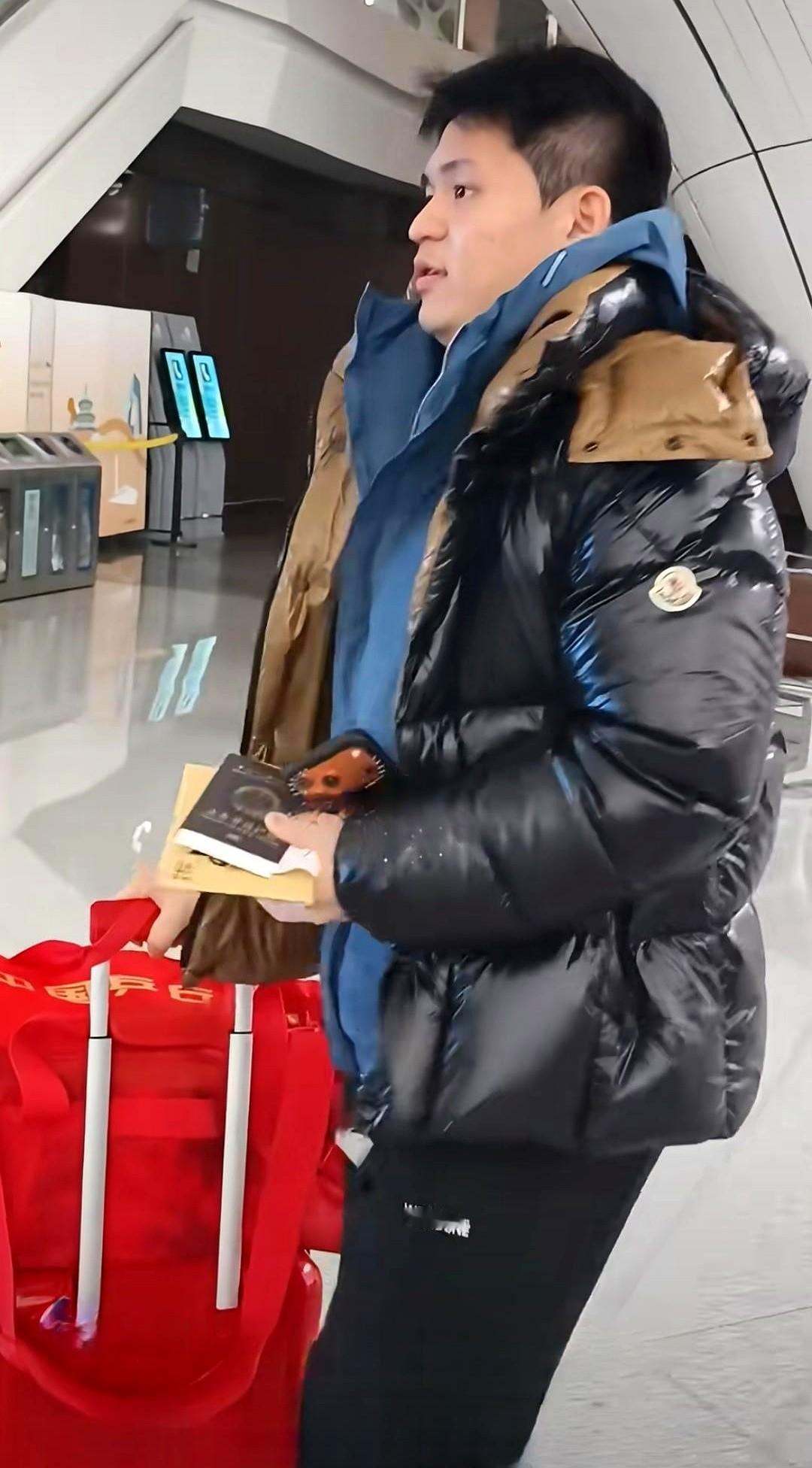 莎莎楚钦都伤了，小石头这回一个人扛大旗。多哈冠军赛开打，国乒新年第一站，但俩