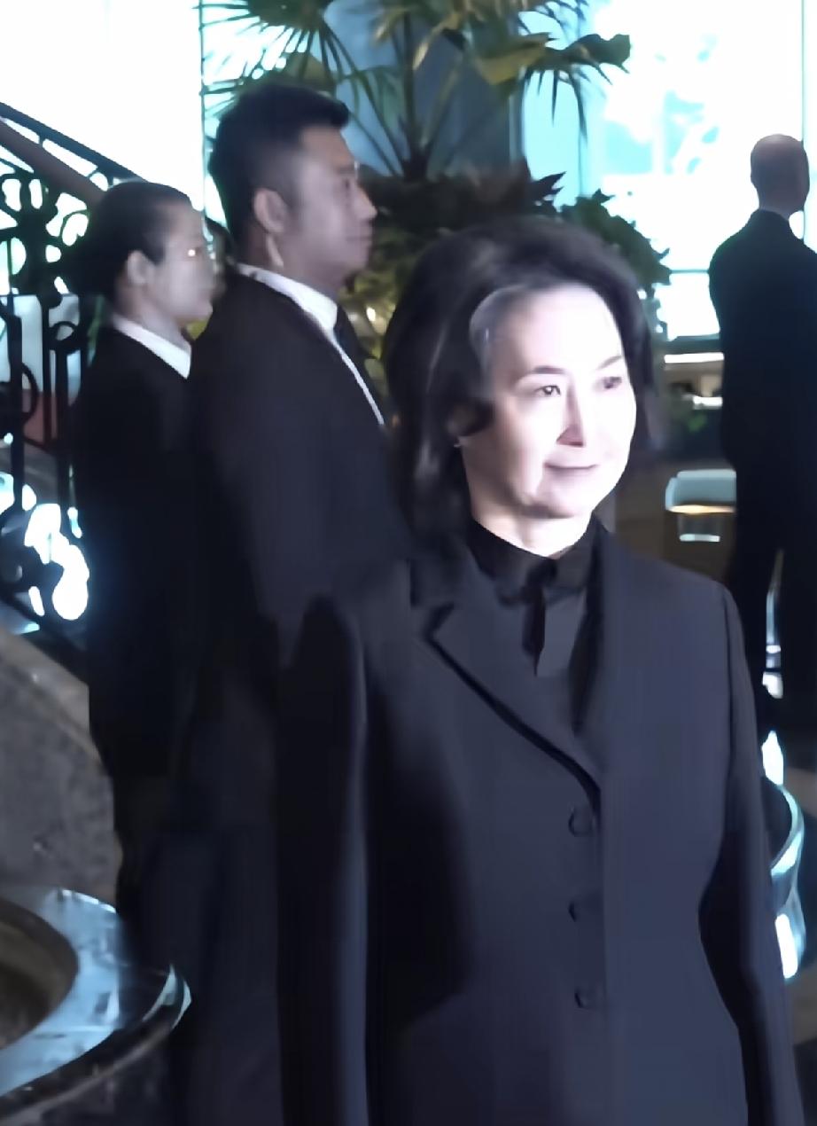 5月17日，何超琼在何超蕸的追悼会上竟然还有点面带微笑，像是参加公司的早会一样，