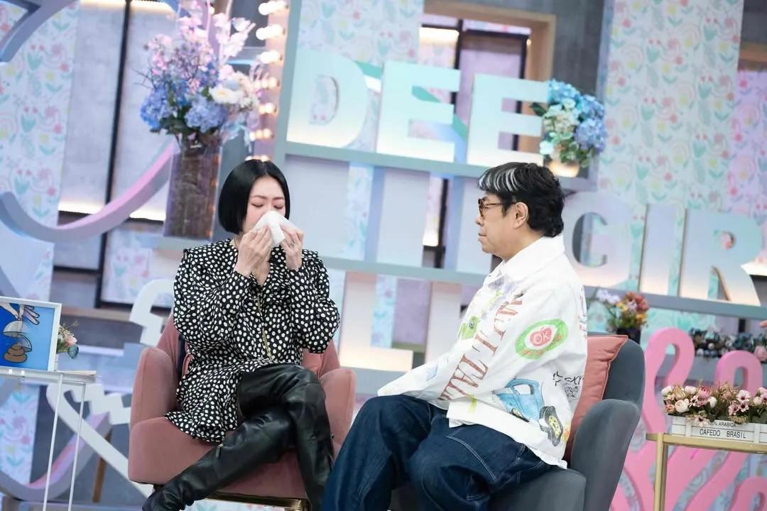 小S后悔发起日本温泉旅行，害死姐姐大S。在节目中回忆大S去世前的温泉之旅，小