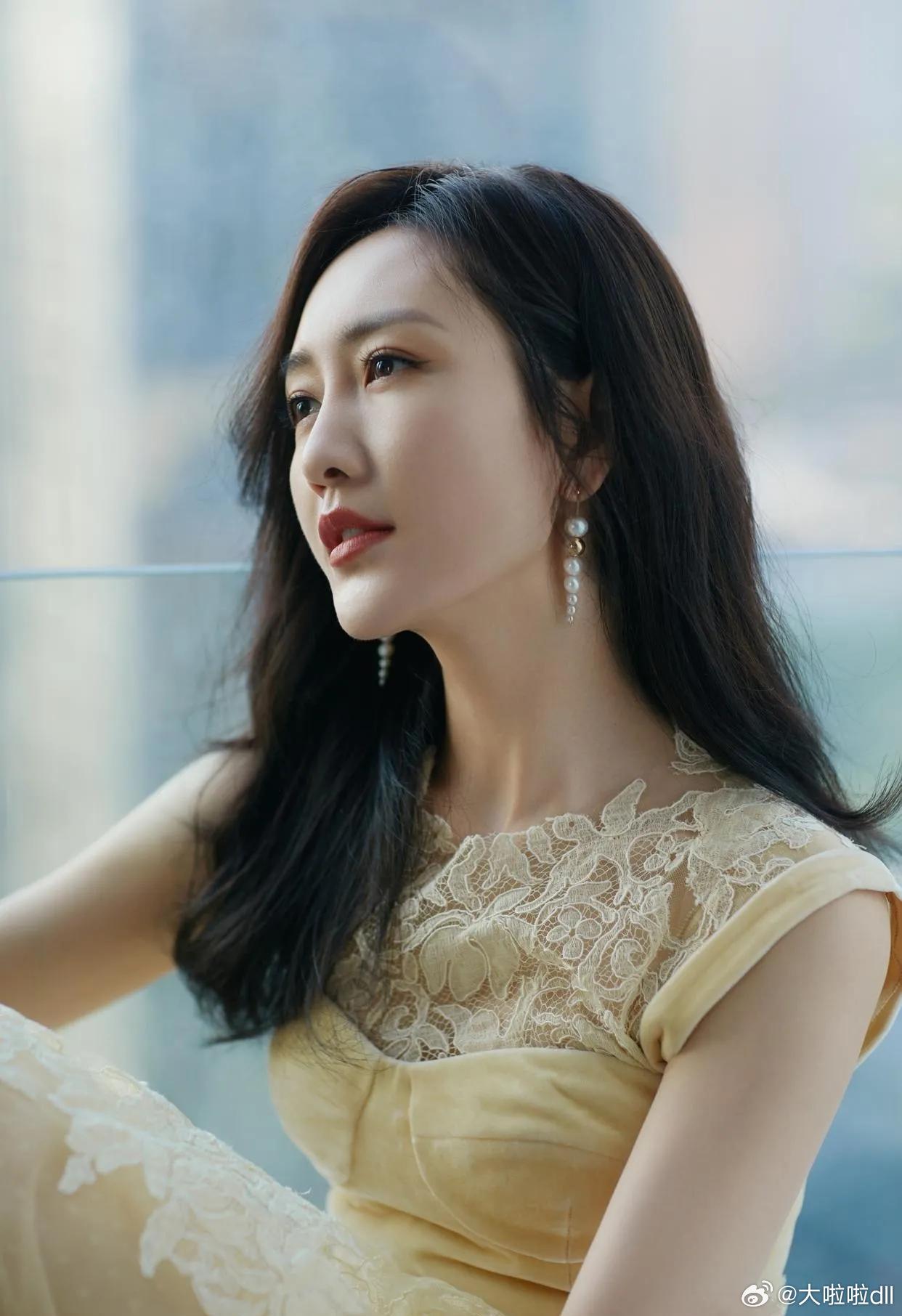 王鸥大方宣布单身，直言现在状态自在，不需要牵挂别人。二月份还有人拍到何九华回她家