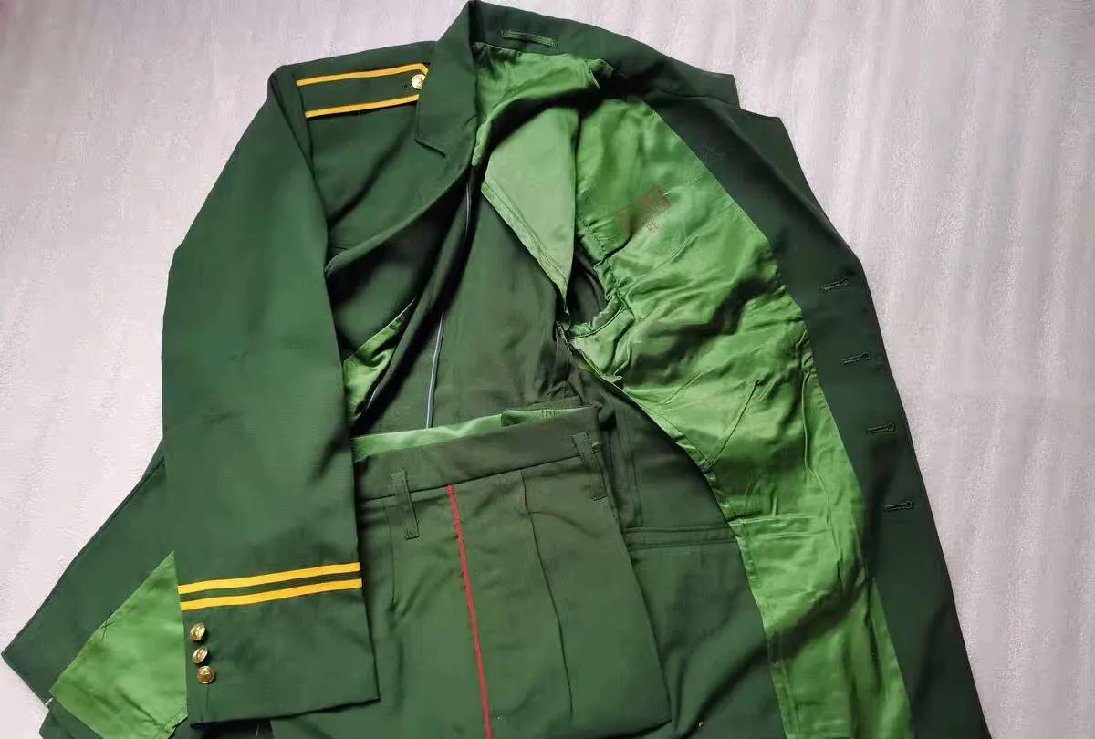 一套很奇怪的83式武警警服，我记忆中83式没有那种小西装领，87式才有这种领，可