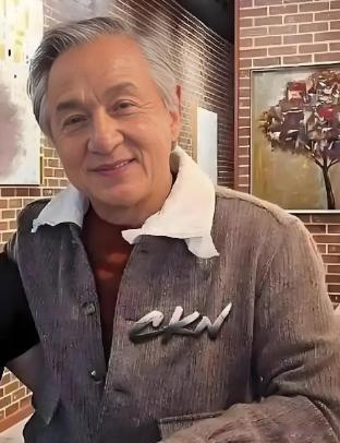 你说成龙这辈子缺啥？钱？名气？地位？全世界谁不认识那个翻跟头的JackieC