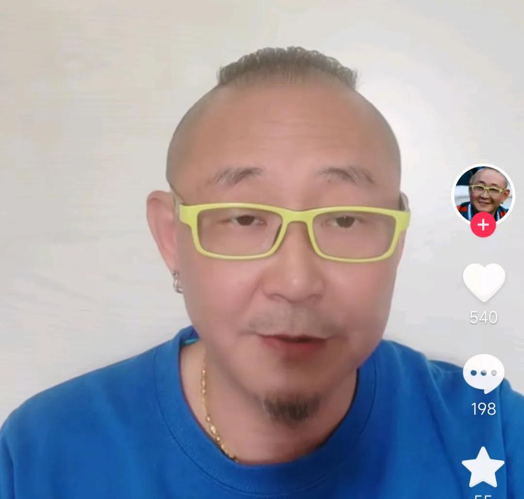 上海申花球迷老克勒语出惊人,他怀疑俱乐部管理层是上海海港卧底。这名球迷在直播间