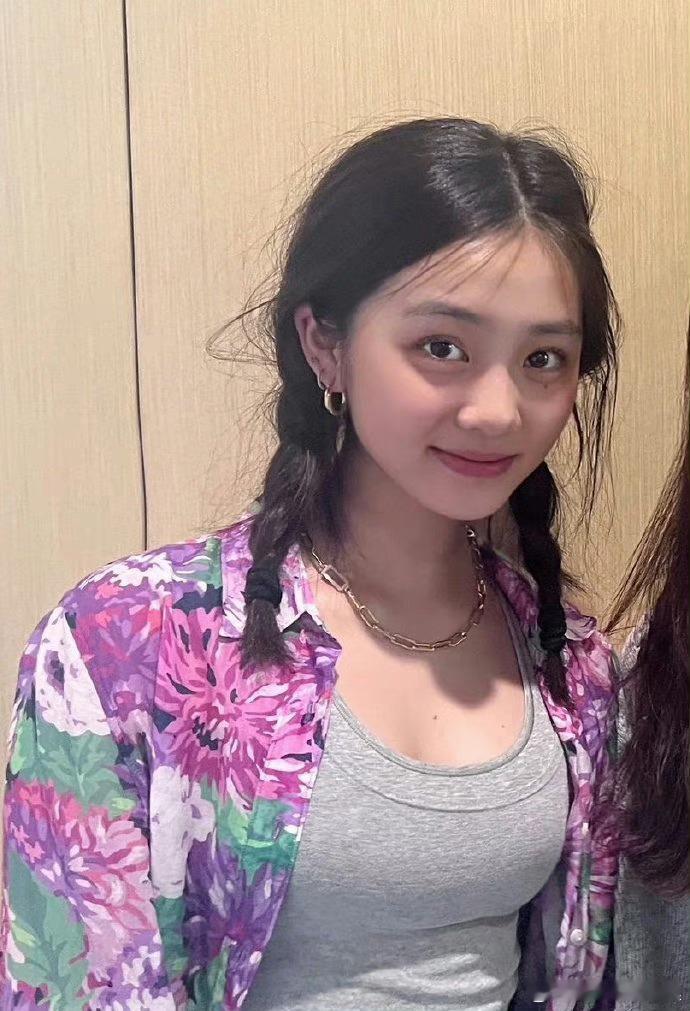 19岁的黄多多现在黄磊这一家五口里颜值巅峰是大女儿黄多多了[大笑]​​​