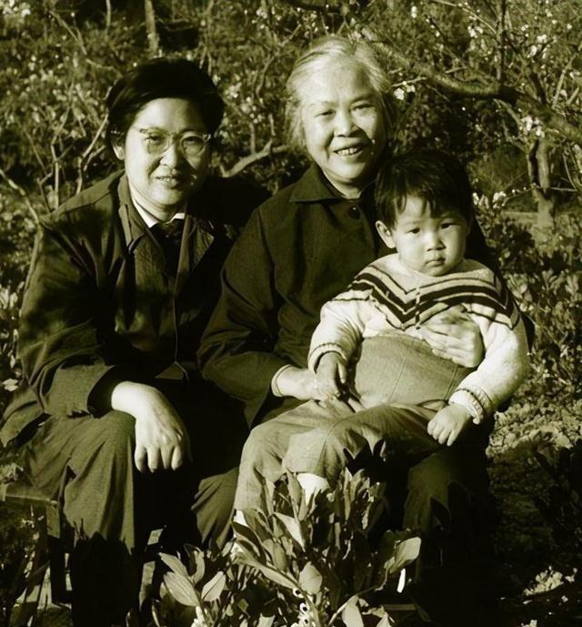 年轻时的贺子珍真美，五官清秀，眉宇间有一股男儿般的英气，井冈山上英姿飒爽的双枪英
