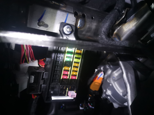 这是连油漆都要省吗加装多媒体后视镜被惊艳到了。大家有没有发现图片中的亮点？按常