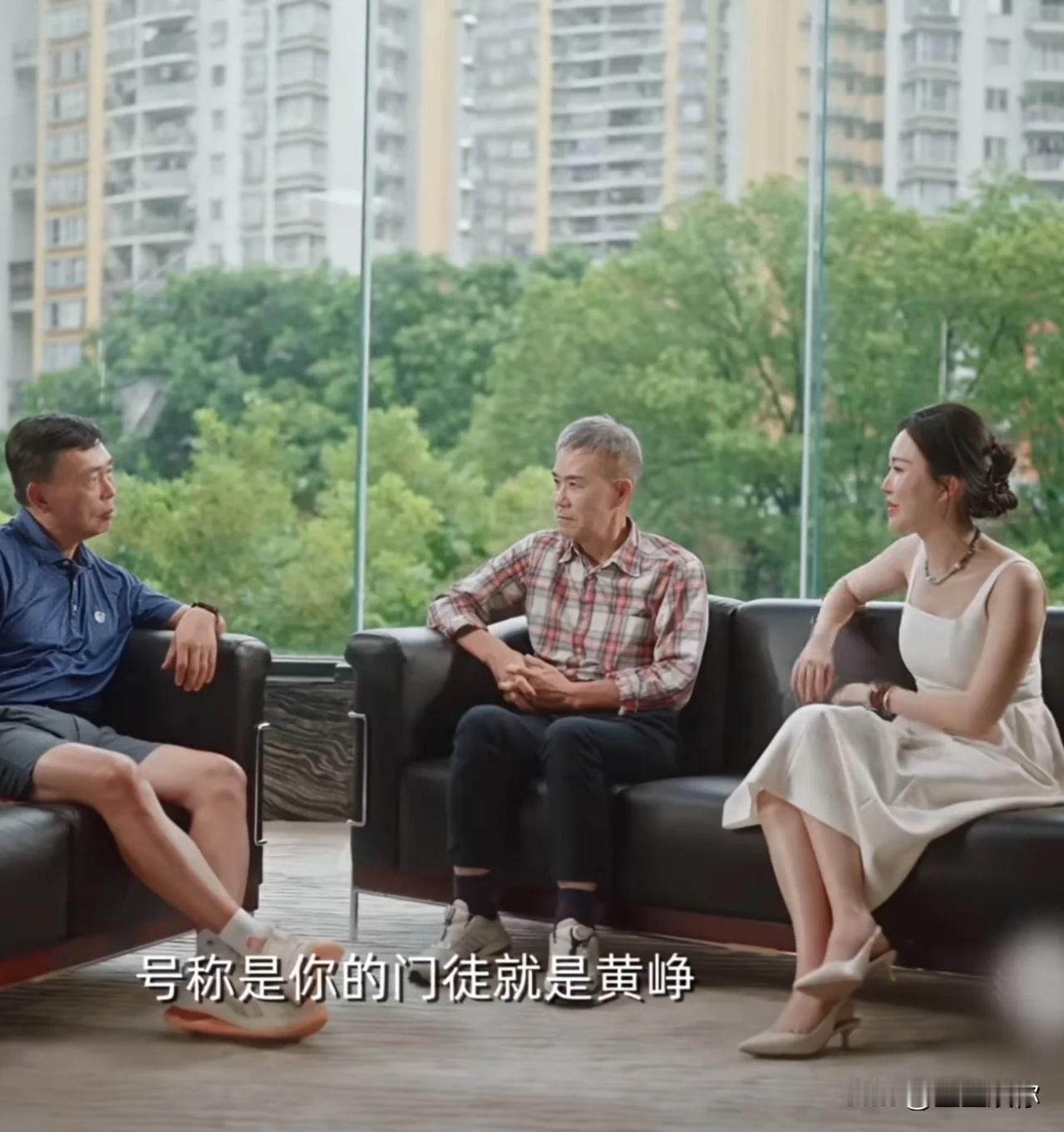 王石这露腿黑色紧身裤搭配这个格子衬衫穿的也是不伦不类，像精神小伙程序员混搭。田朴