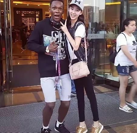 为啥有的女孩嫁国内小伙非得要高额彩礼，嫁给外国人时不光没彩礼，甚至还倒贴钱？
