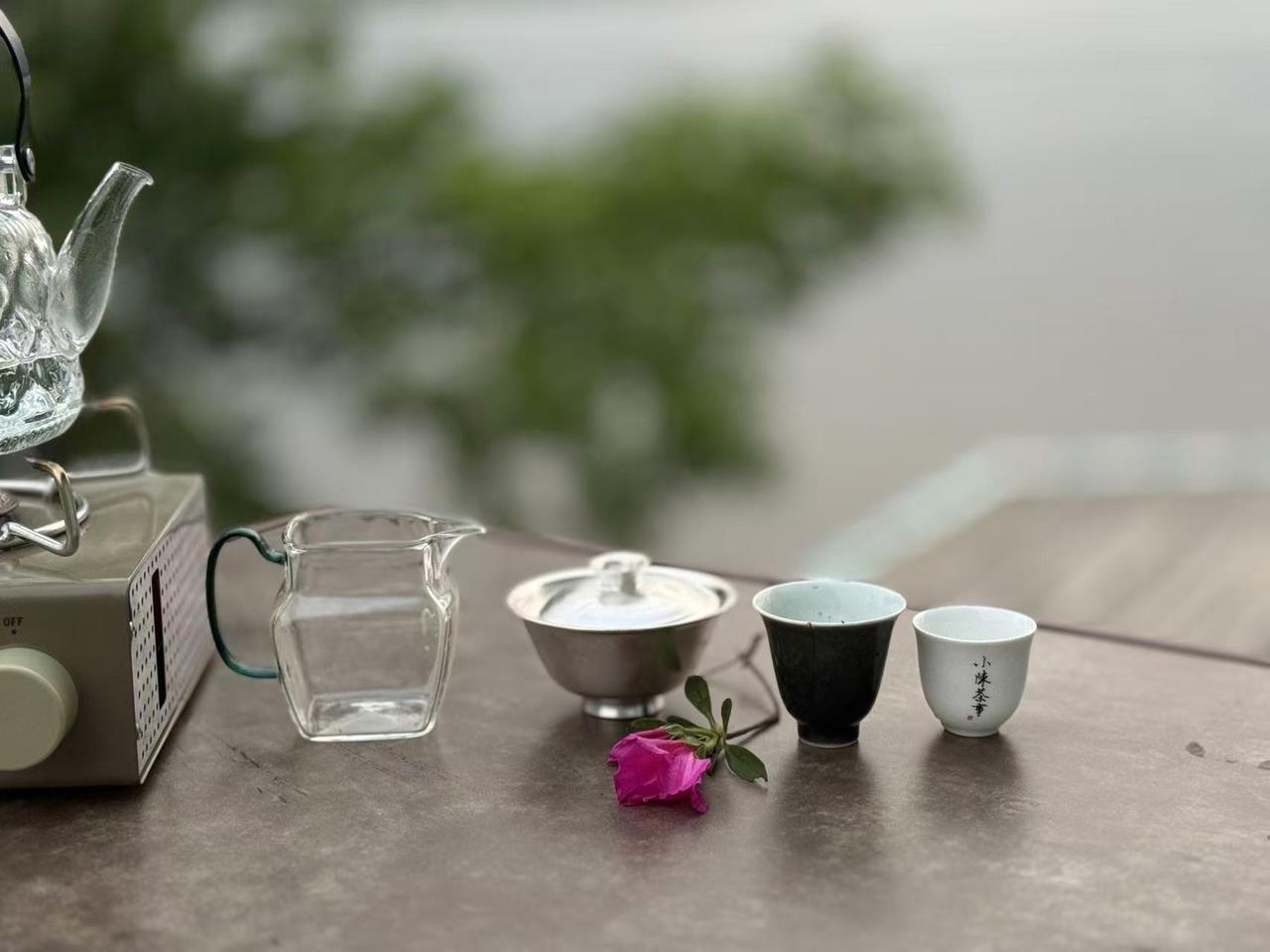 茶叶采下来晒干就是白茶？错，这是严重误解。行业内对白茶有着严格的树种和工艺要