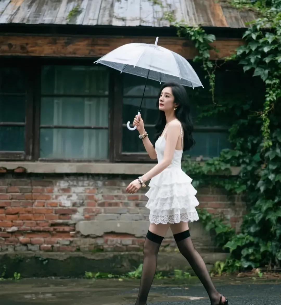 杨幂，丝袜都露脚后跟了。