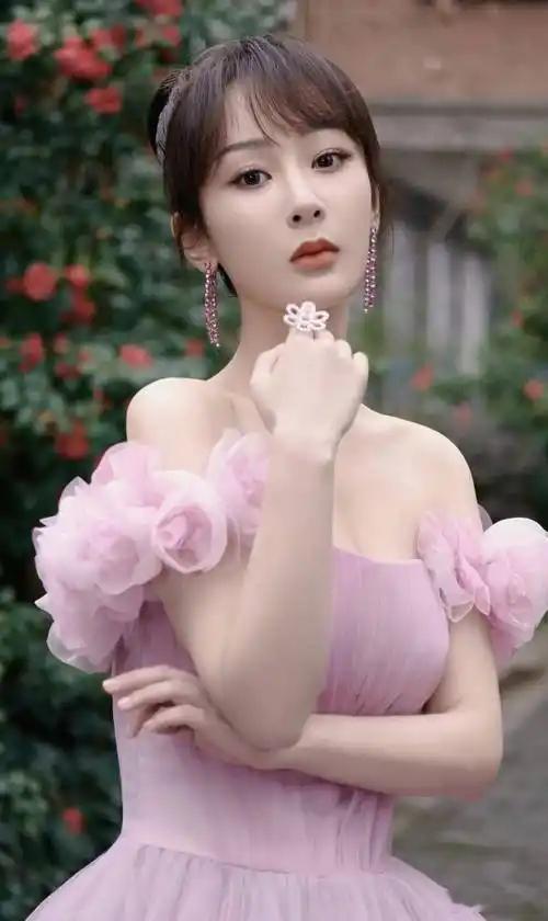 你们知道吗，杨紫10年前居然被导演当着面给换角了！就因为人家说她不够漂亮。这