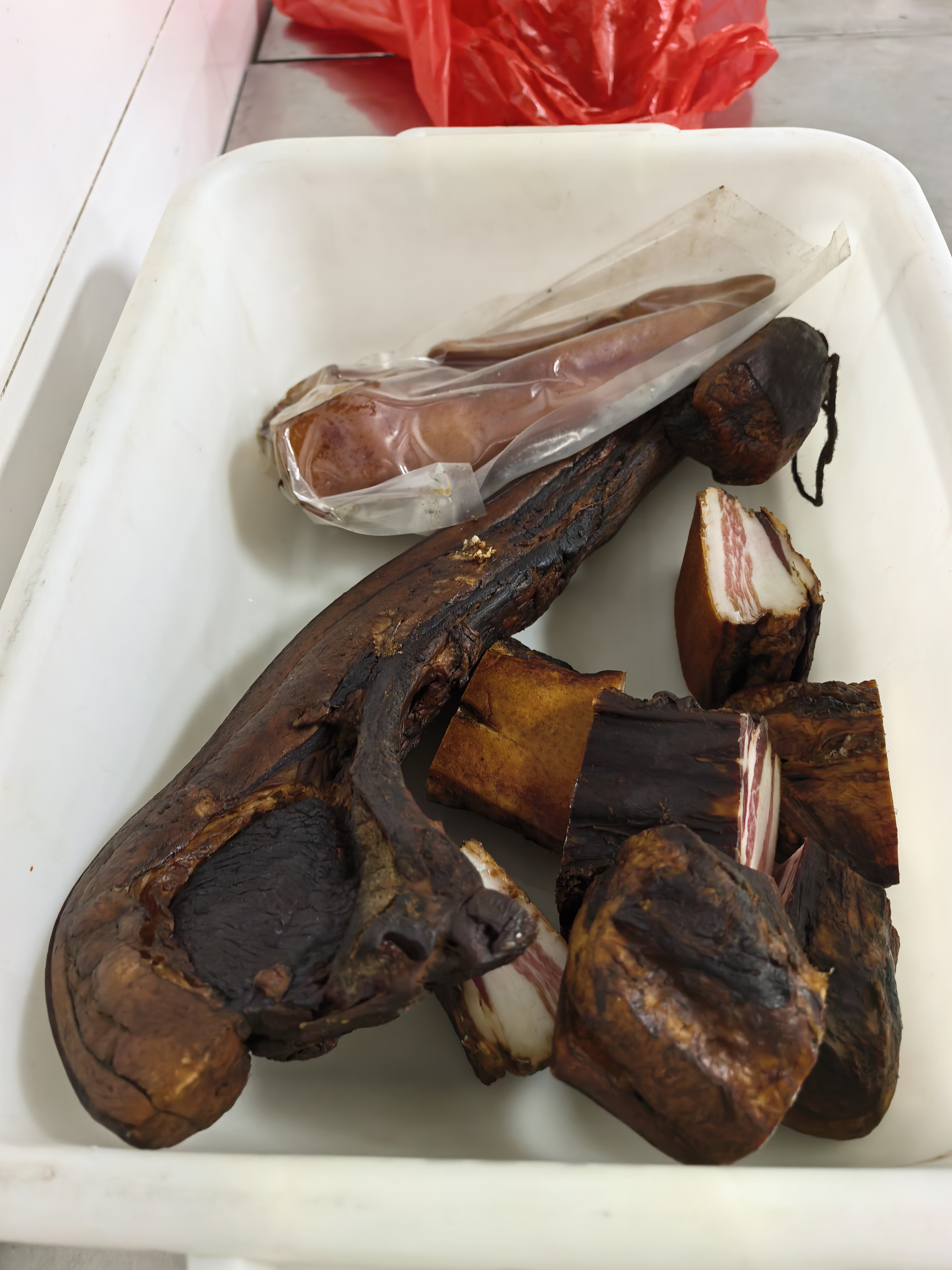 年味确实越来越浓了，感谢村里老乡，还惦记着我这一个苦哈哈的在外游子。