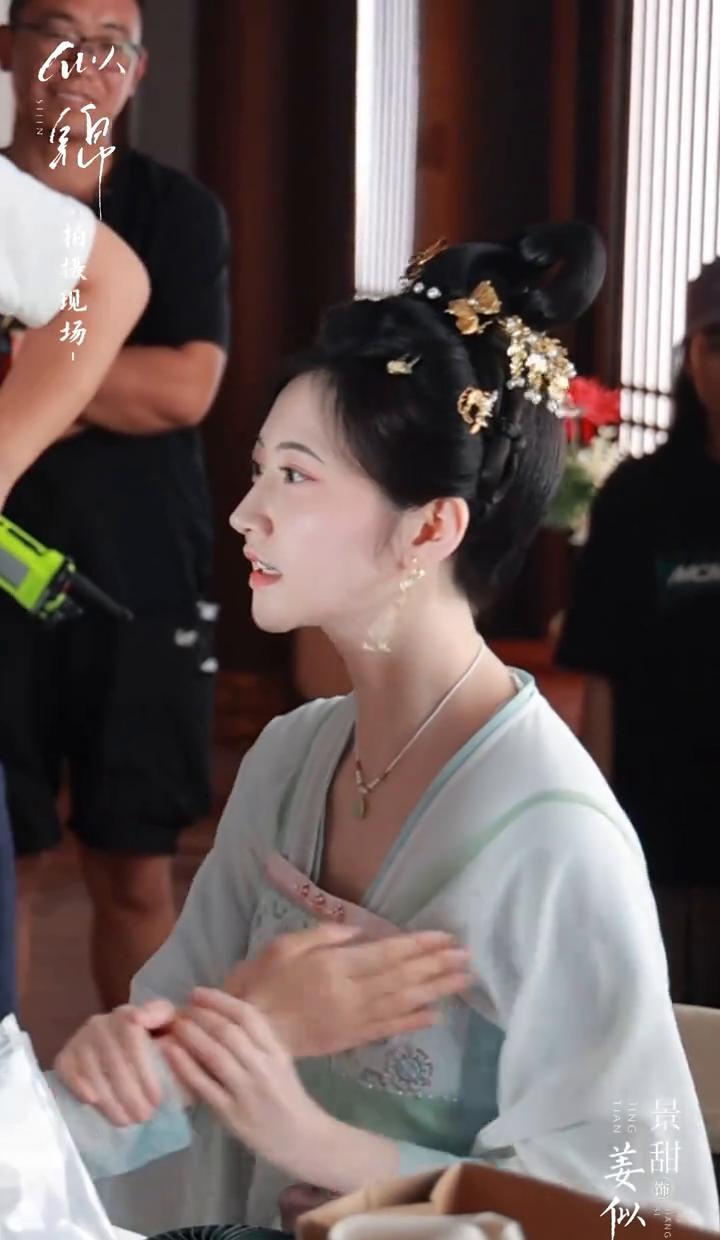 你见过演员求着对手扇自己耳光吗？片场僵住了。导演冲上来，抡圆胳膊，“啪”一声