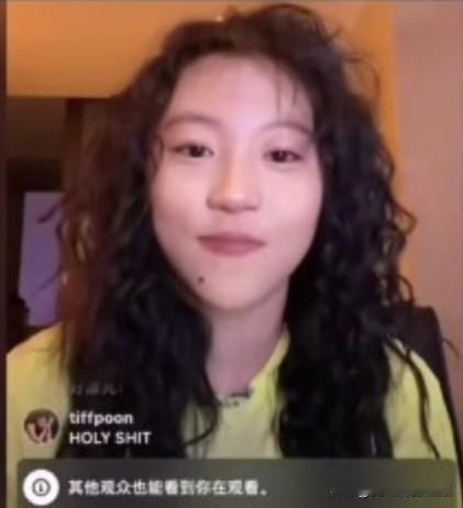 窦靖童可太逗了[笑着哭][笑着哭]她直播的时候，说自己头发特别少，烫了一个大卷毛，