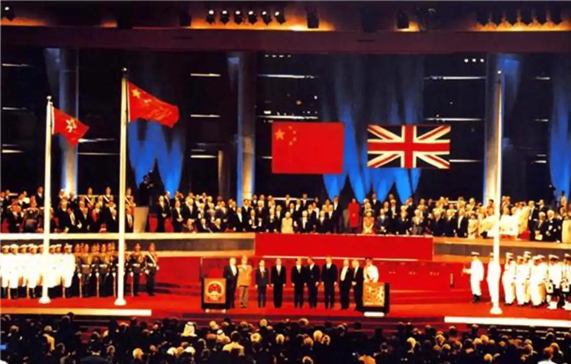 1997年香港回归前夕，突然有34艘英国军舰闯入南海，肆无忌惮的朝着中国军舰冲撞