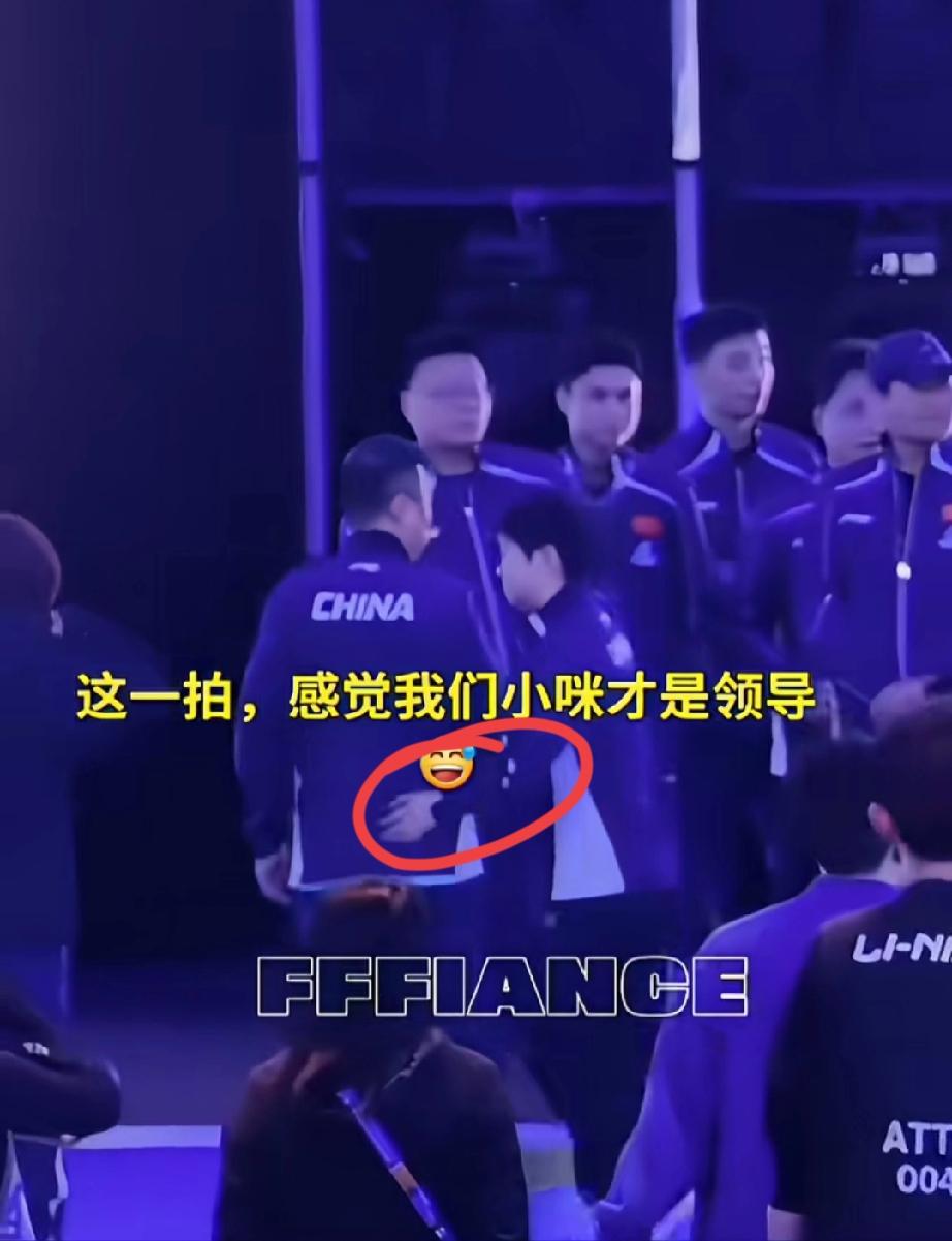 这一看，莎莎太放松了。比赛结束合影期间，马琳叫莎莎过去，莎莎一边走一边用手拍拍