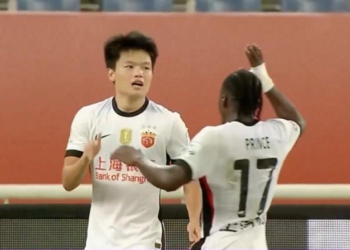 上海海港这是找回状态了！他们在客场3-0完胜强敌山东泰山，近六场比赛保持不败，同