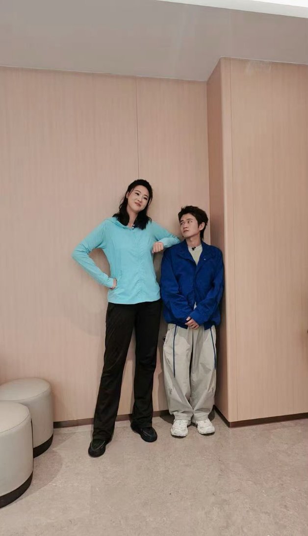 见到自己偶像，王勉整个人拘谨又兴奋。站在一米九二惠若琪旁边，巨大身高差一眼瞩目。