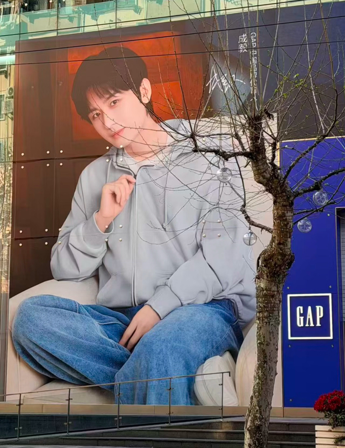 天呐要不要这么帅啊，门店这么大一个e，GAP必须买买买