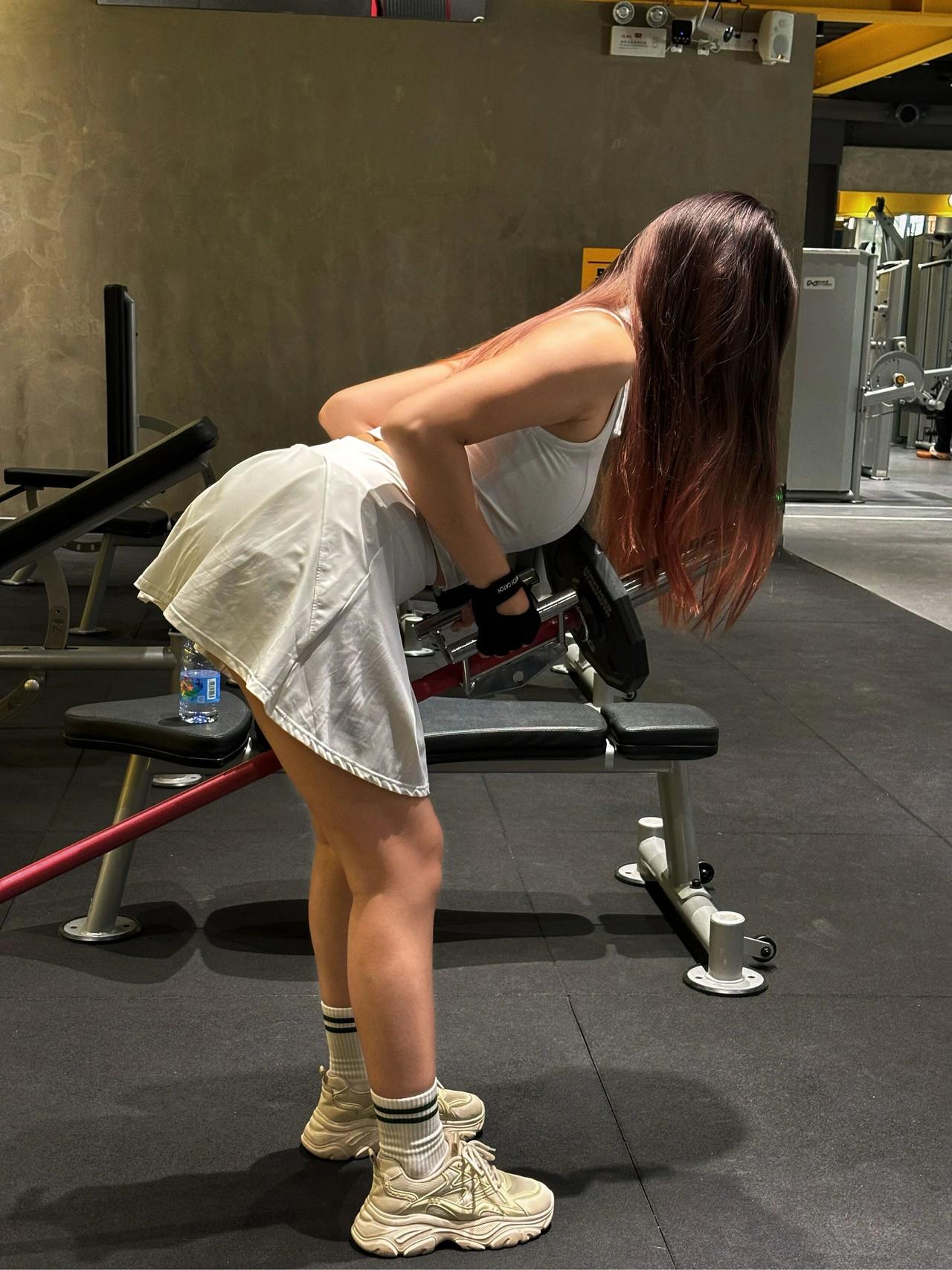 背部雕塑！训练计划的女生进阶版背部是个大肌肉群主要的肌肉有：斜方肌、背阔肌、