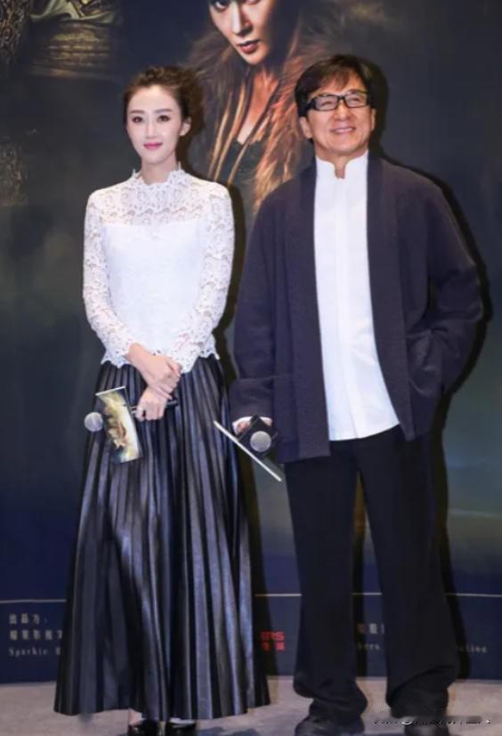 2008年北京奥运闭幕式后，成龙给张艺谋打了个电话，表示看中了闭幕式表演的一个女