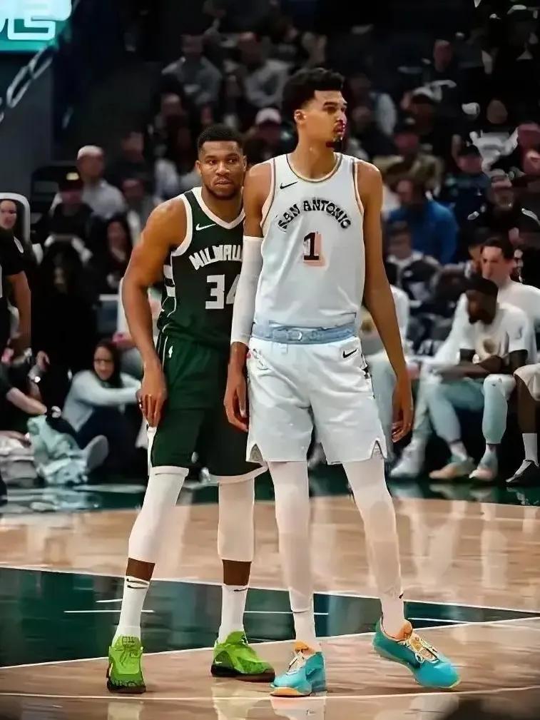 字母哥身高：2米13文班亚马身高：2米26在文班亚马进入NBA以前，字母哥