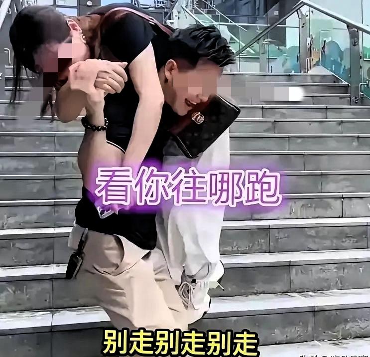 四川成都一处市民广场，男子准时赴约相亲，抬头看见对面的人当场愣住。面前的女子看着