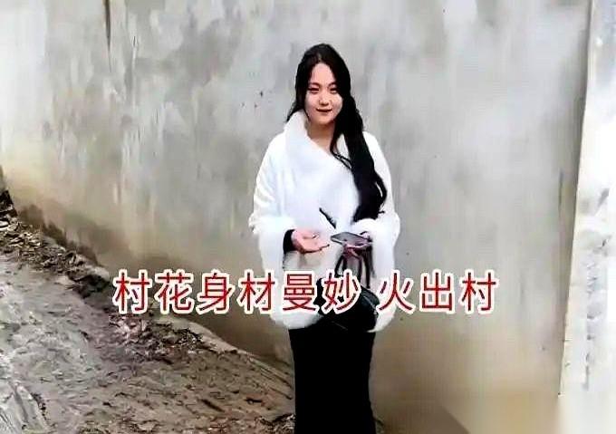 安徽一家相亲馆，气氛正好。男方靠着沙发，端起茶杯呷了一口，眼神里全是满意。对面