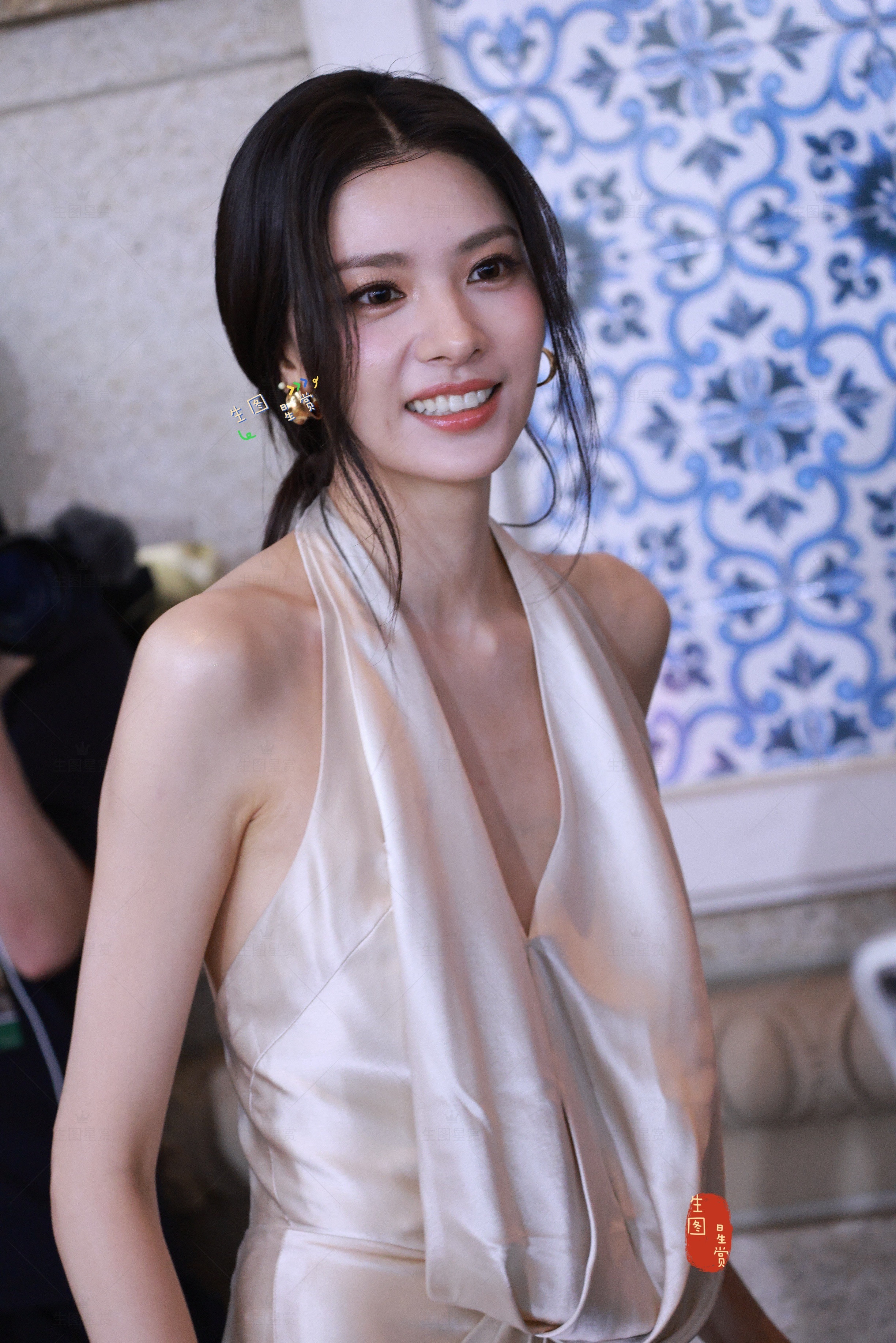 张艺上今天美成仙了，小说女主走进了现实今天澳门新时代电视节红毯生图来了新时代国际