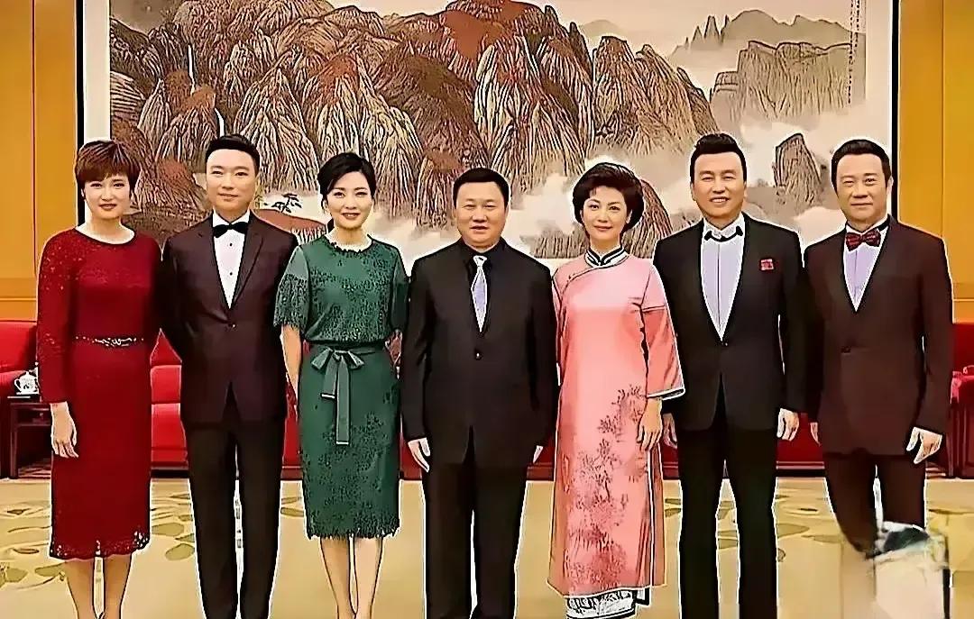 康辉李瑞英撒贝宁朱广权尼格买提十几个人挤在一张照片里，西装领带站得笔直，像小时候