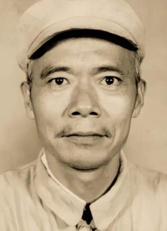 1937年，地下党涂作潮和邻居喝茶聊天，邻居突然放下茶杯，凑到他耳边说：“我越看