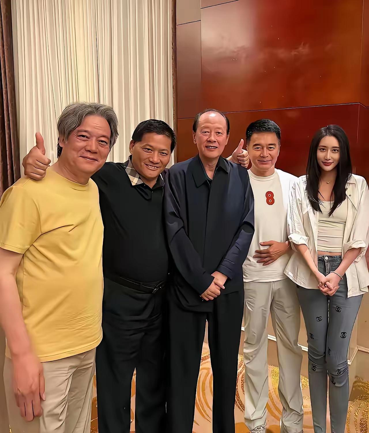 五大明星同框照你们认识吗？我只认识其中一位，他的个头最高，但是他的发型很少了