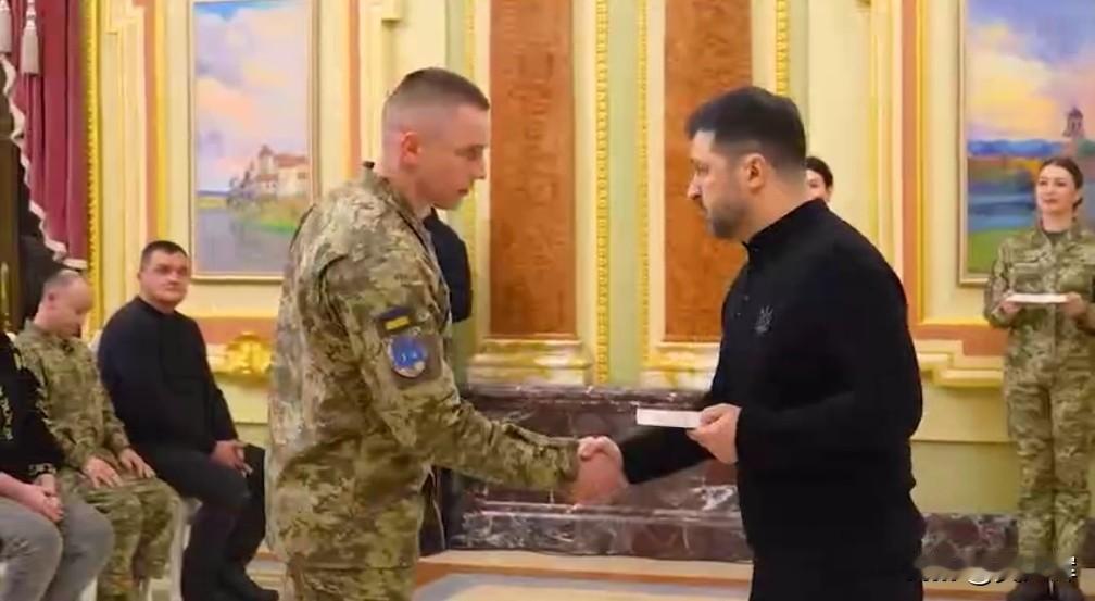 【泽连斯基：“乌克兰英雄”与阵亡者遗属将获得免费赠房】12月30日，泽连斯基