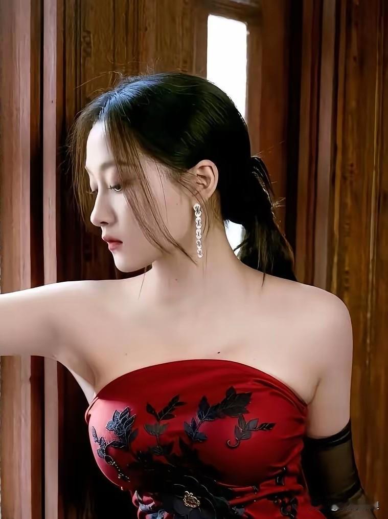 中国美学评论家如此评价演员关晓彤！这位评论家说关晓彤的美可用28个字来概括