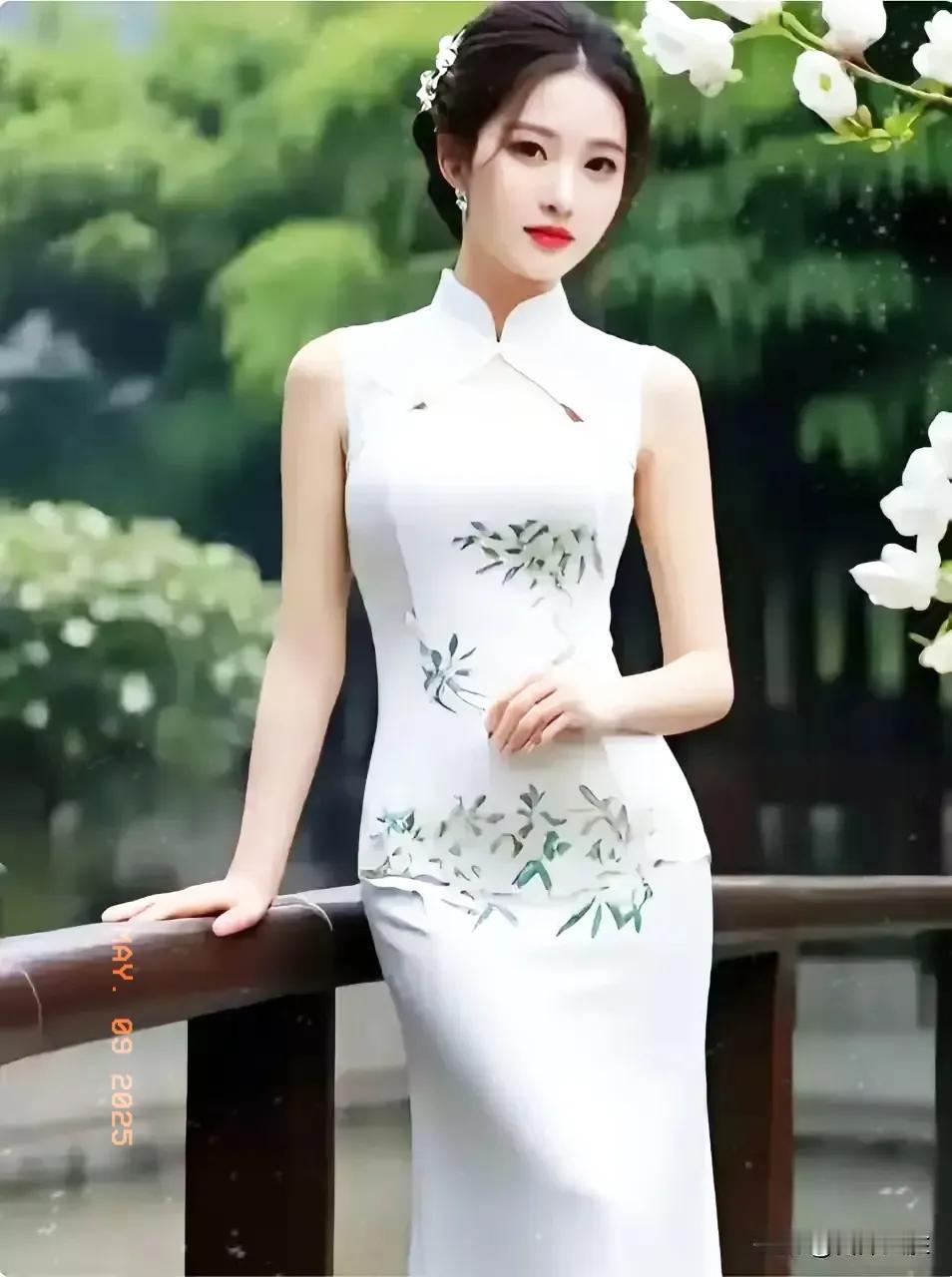 优雅旗袍，白衣飘飘，绿意盎然，韵味十足。