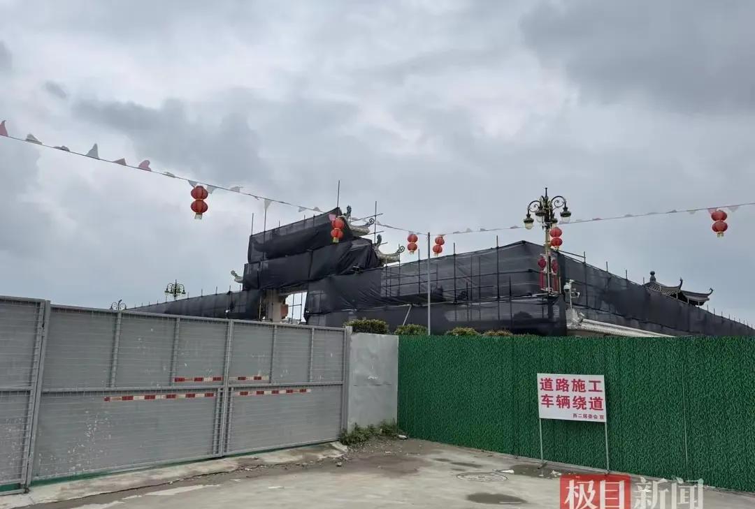 潮汕英之园，钢管架搭上，是真要拆了吗。这几天，好多图片显示，英之园虽在人们呼喊