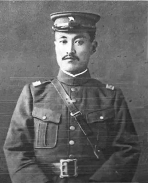 1925年11月的滦州军营,寒风裹着杀气灌进大帐。郭松龄拍着案几,指着底下垂头站