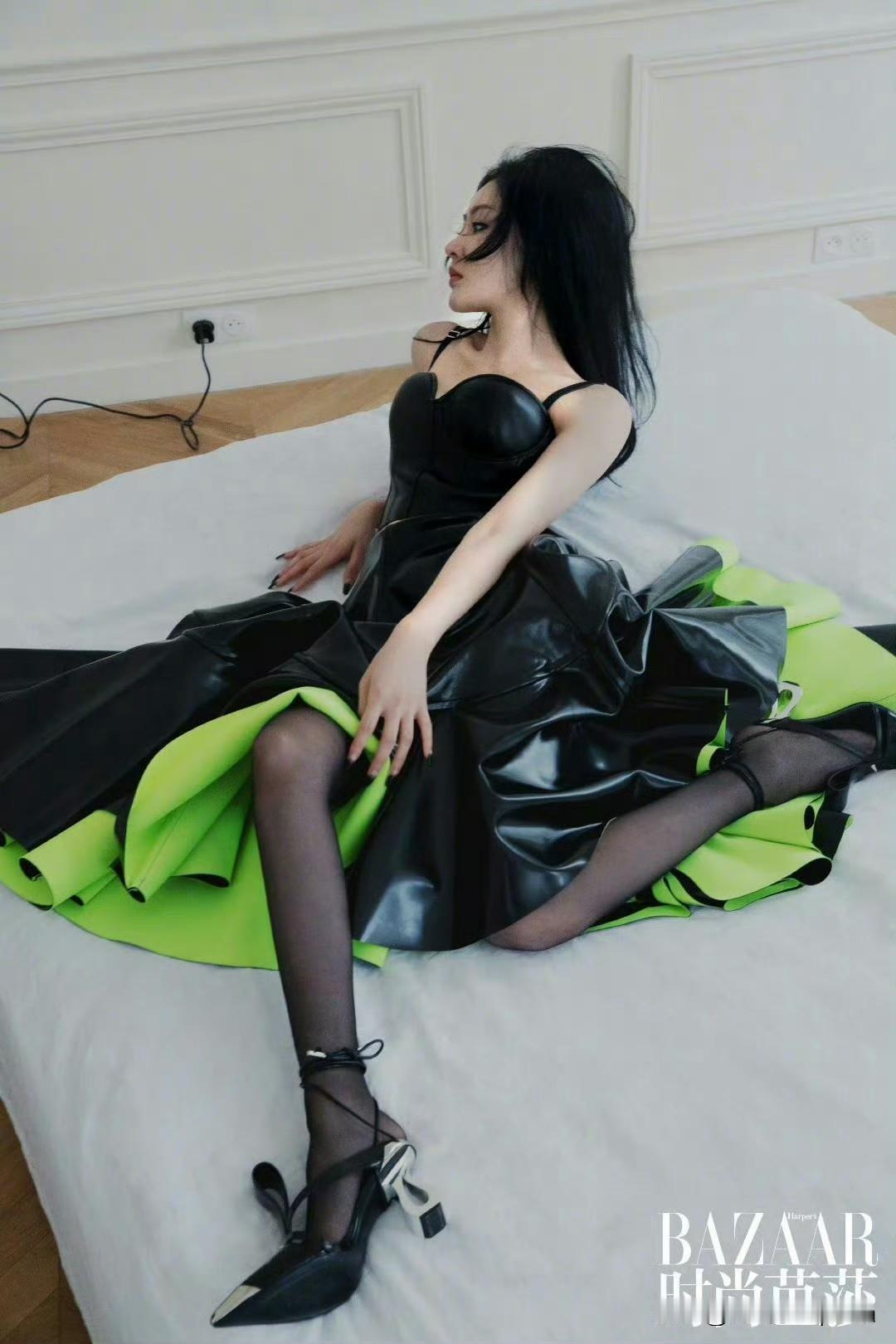 张天爱这组《时尚芭莎》大片真的鲨疯了！这身材管理也太绝了，直角肩、马甲线、大长