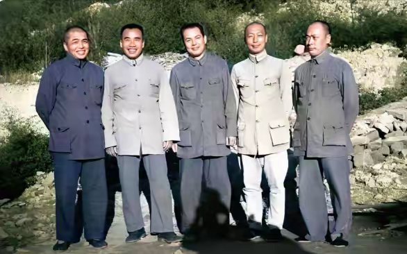 1944年延安，美国记者拍下了这张珍贵的元帅合影。衣衫虽皱旧，却掩不住他们挺拔的