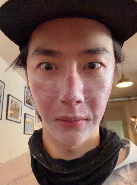 #王一博ins素颜自拍#王一博ins发自拍了，而且还是纯素颜怼脸的，都保护成这样了还是把脸晒伤了，太