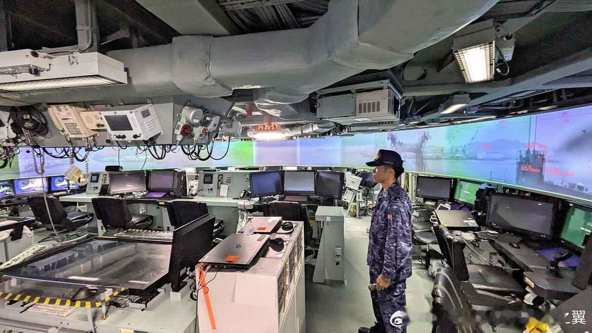 日本海自“最上”级护卫舰作战信息中心（CIC）的360度环绕式大型显示屏，采用了