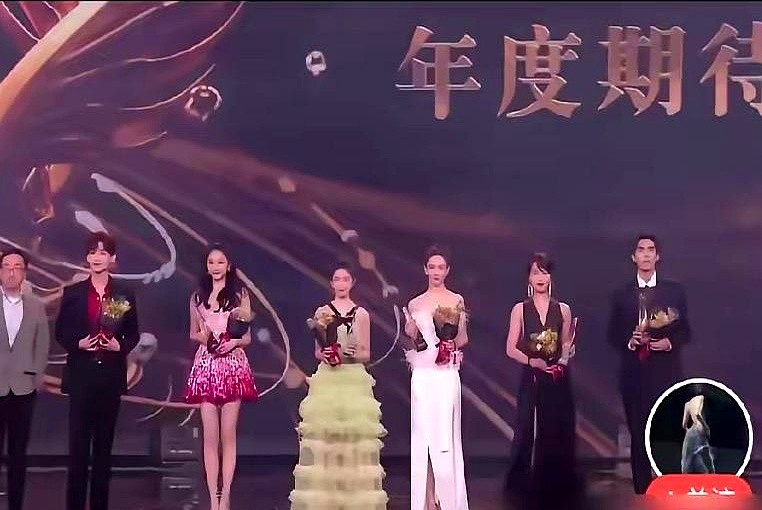 173厘米的关晓彤和165厘米的刘浩存站一块，赢了身高，却没赢下眼缘。红毯上关晓彤又踩着高跟鞋，裹着