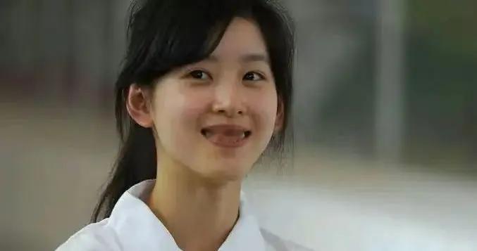 章泽天父母离婚内幕曝光! 家里有五六个工人, 还有个同父异母妹妹