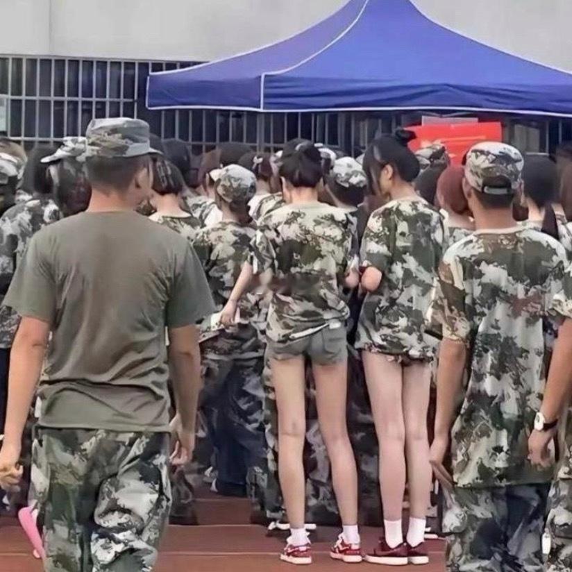 只有这俩人让教官头疼啊！