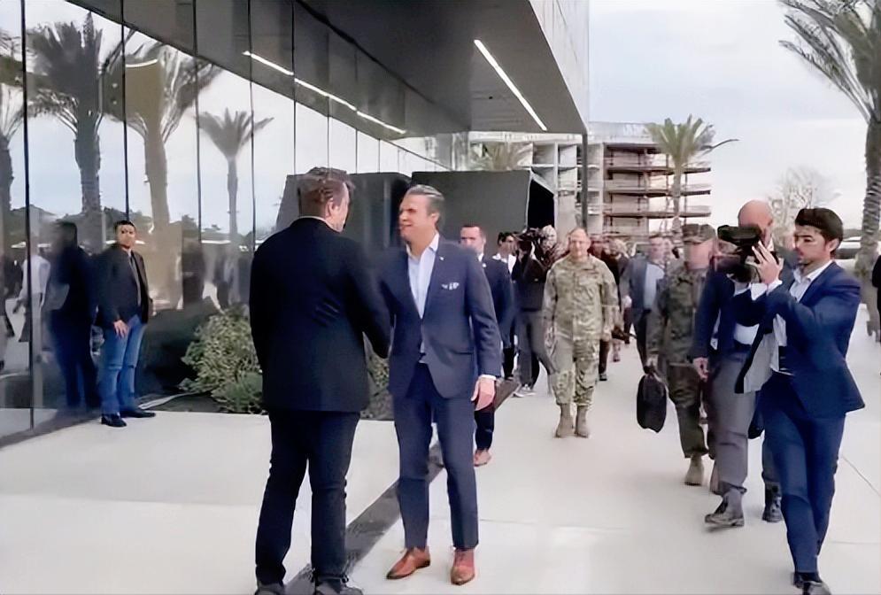 马斯克又牛叉了！美国得州SpaceX星际基地直接炸出大新闻，国防部长赫格塞思亲自