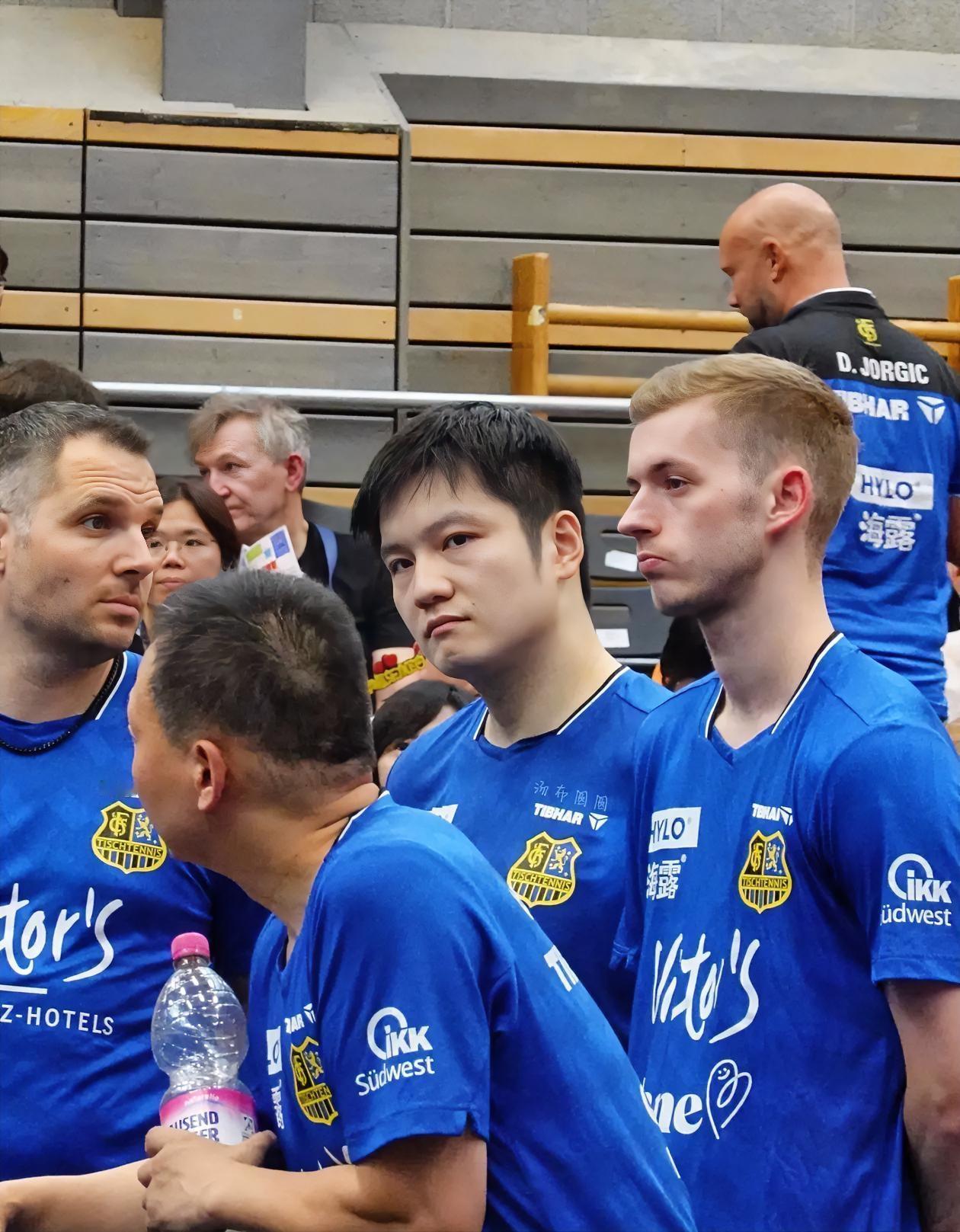 樊振东这波操作，我是真的服气。拿了奥运金牌不说，反手就把启蒙恩师王志给“挂”