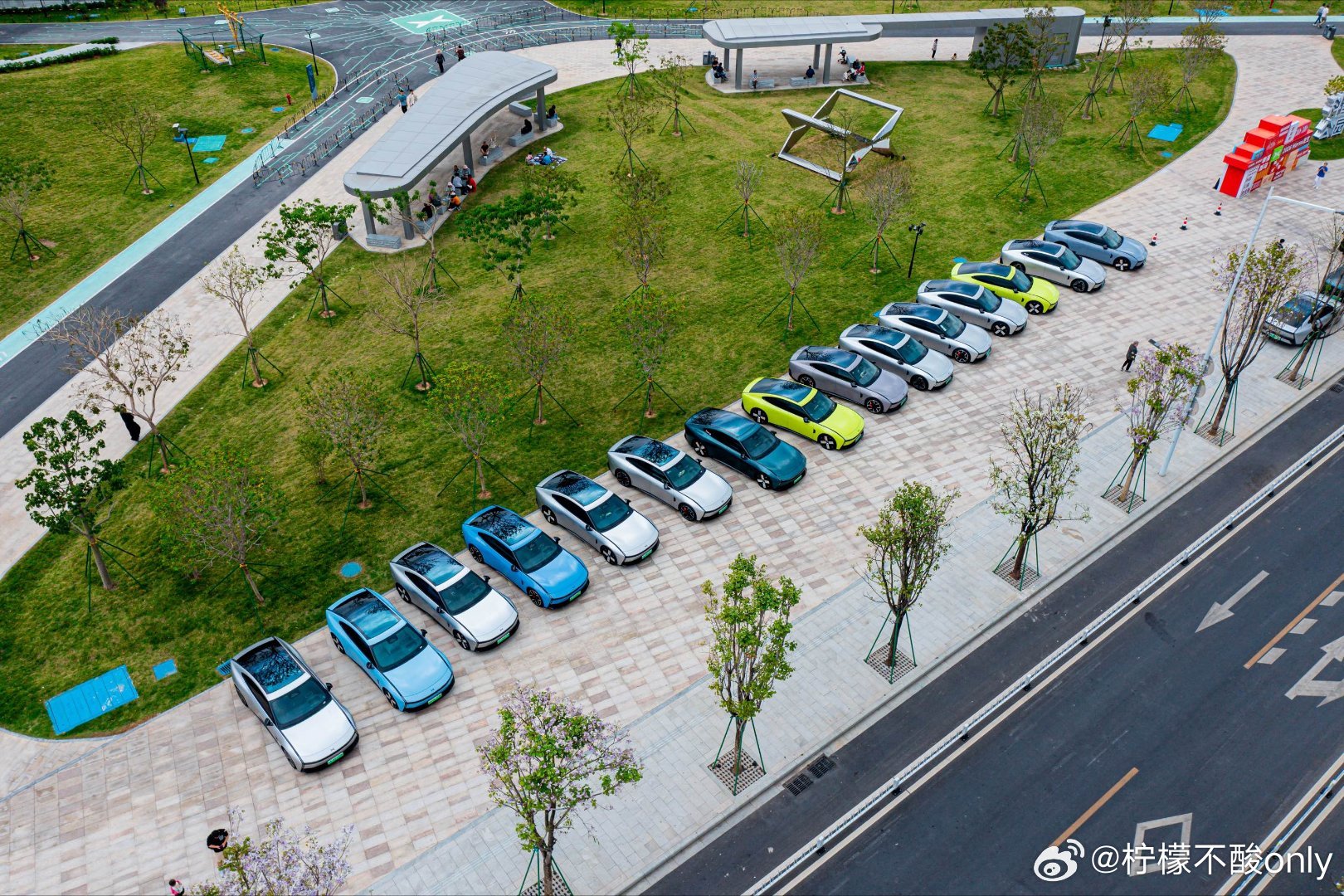 这些都是鹏友的车，自发开过去的！为热爱而生，我为小鹏P7代言📸现场已沸腾，打卡