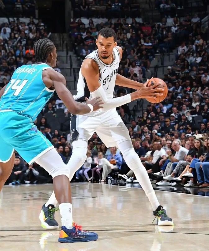 卡斯尔这赛季能进一防？文班只要场次够，拿下DPOY应该是没有悬念的，所以进一防