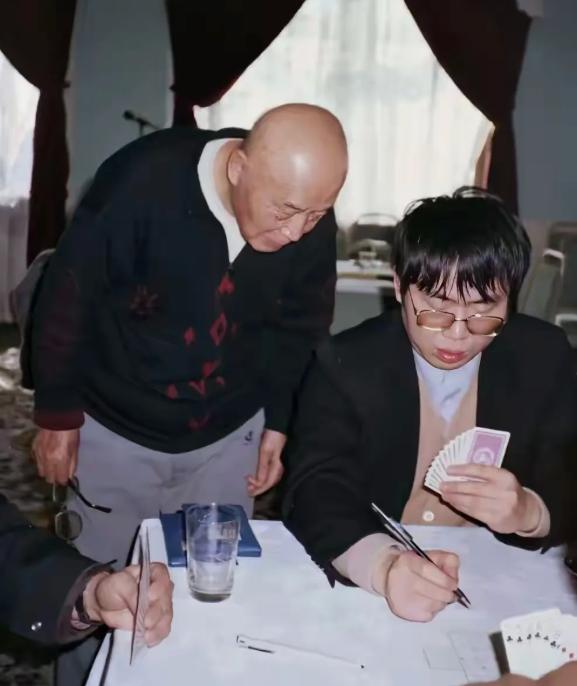 聂卫平的社交圈子真的让人无比佩服聂卫平的社交圈是真牛！开国上将吕正操竟站着看