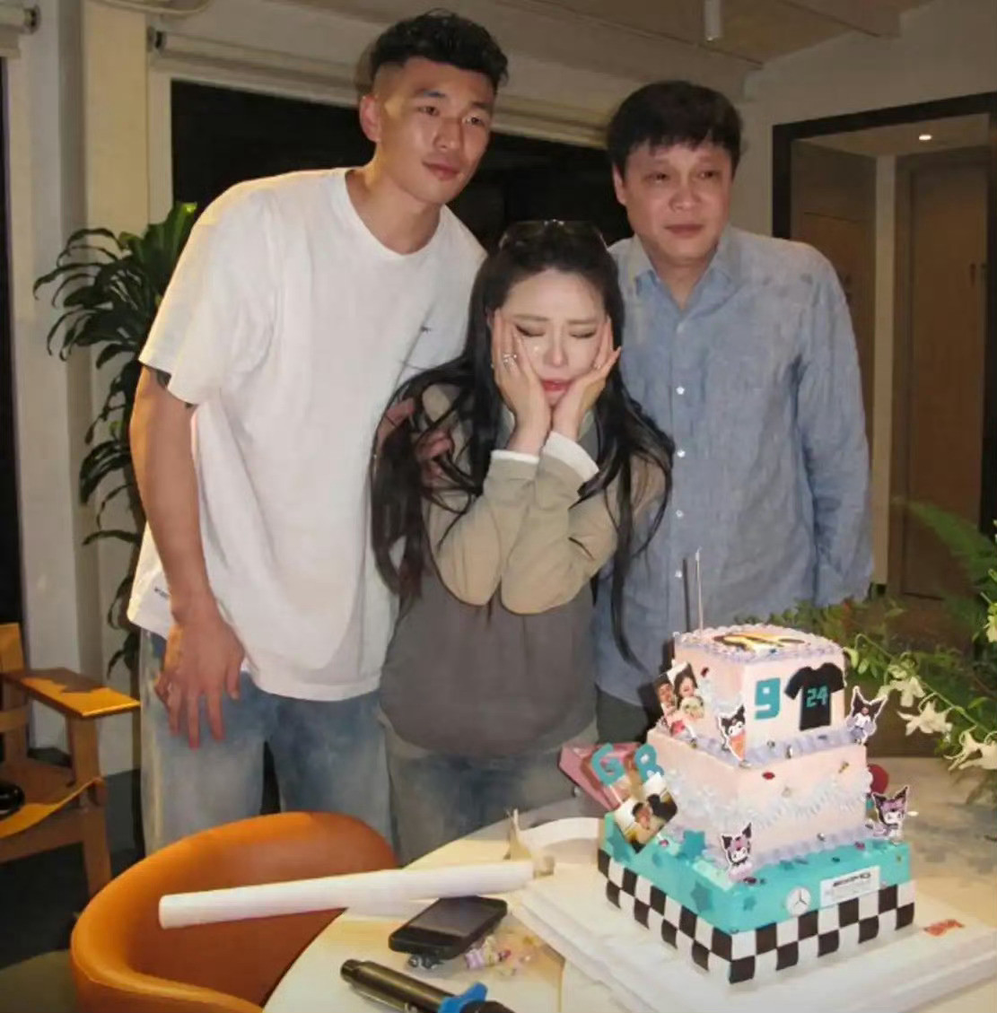 范志毅给大女儿过28岁生日，爸爸和未婚夫暖心陪伴，范斯晶现场感动落泪​​​​